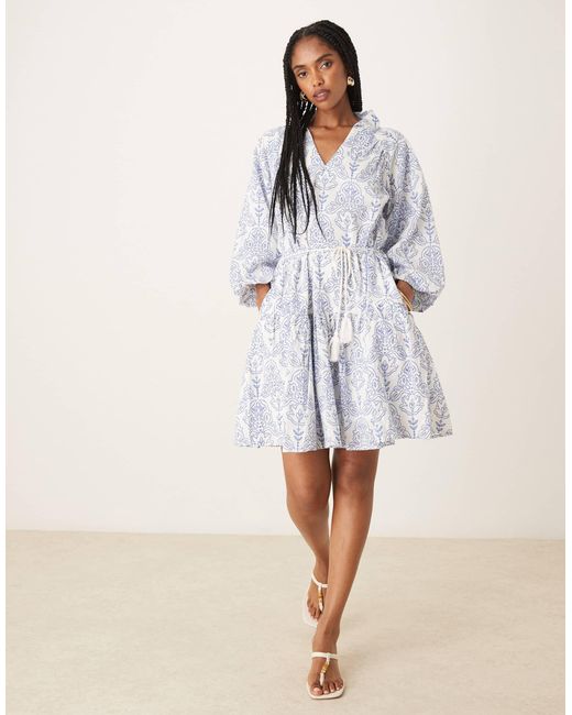 Robe courte style bohème à imprimé mosaïque avec manches bouffantes et liens à la taille - et blanc Y.A.S en coloris White