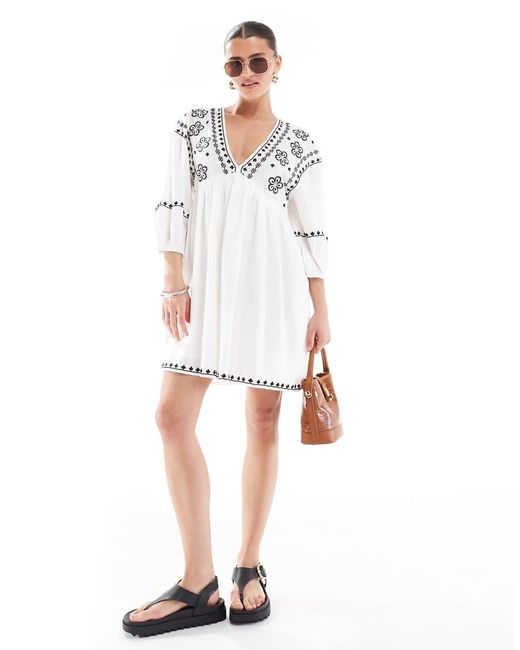 New Look Aangerimpelde Mini Jurk Met Borduursels in het White