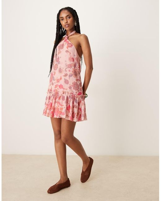 Vestido Corto Con Cuello Halter, Estampado Floral Y Volante En El Bajo De ASOS de color Pink