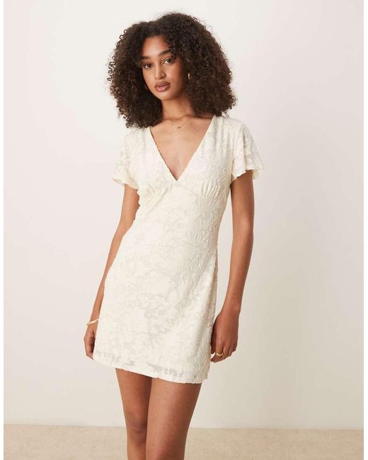 Vestito Corto Dévoré Con Manica Con Volant E Scollo A V di ASOS in White