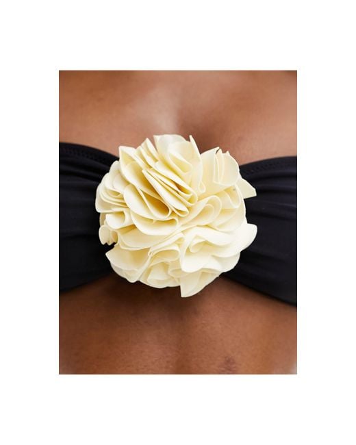 Top bikini a fascia con fiore a contrasto di Miss Selfridge in Black
