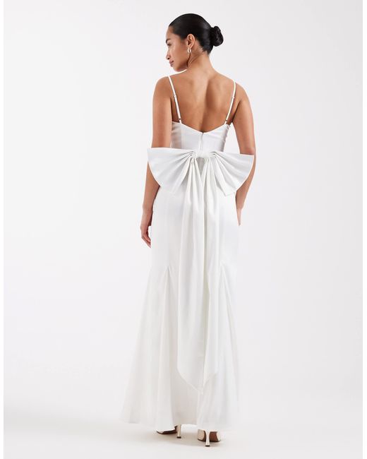Robe TFNC London en coloris White