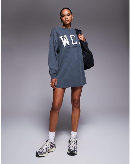Weekend collective - icon - robe t-shirt oversize à manches longues avec logo style universitaire - anthracite délavé ASOS en coloris Blue