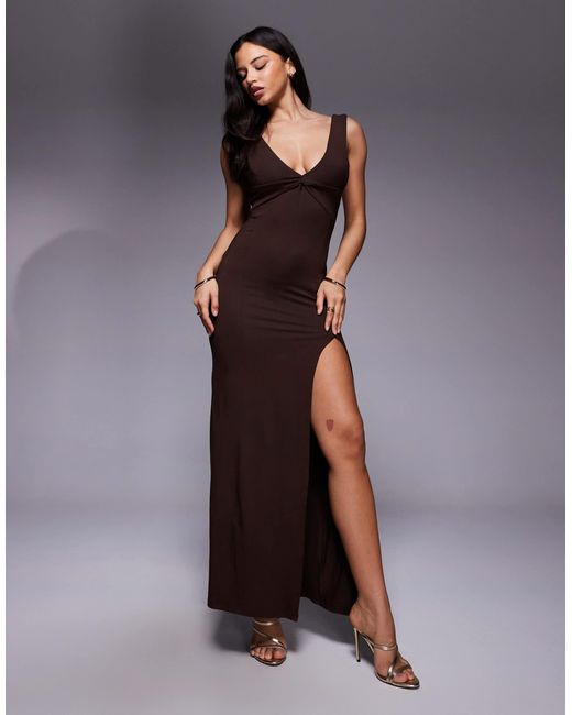 Robe longue et sans manches à décolleté plongeant avec fronces à l'arrière et détail enveloppant - chocolat ASOS en coloris Purple