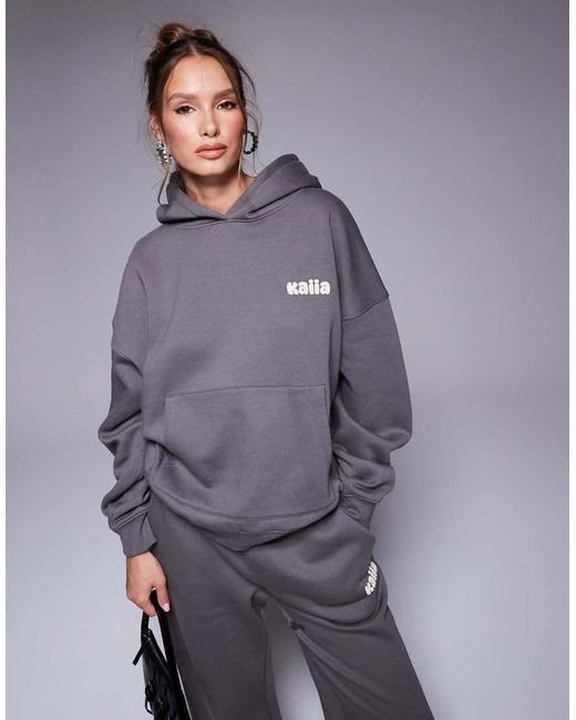 Sudadera Gris Oscuro Y Amarilla Extragrande Con Capucha Y Estampado Trasero Del Logo Abombado Studio De (Parte De Un Conjunto) Kaiia de color Purple