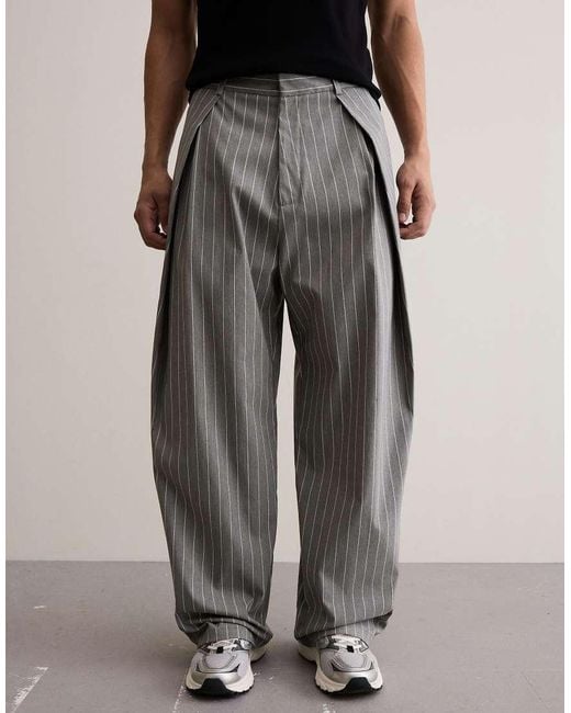 Pantaloni Super Ampi Chiaro Con Pinces di Bershka in Gray da Uomo