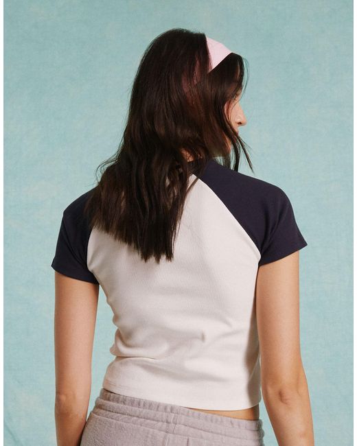 T-shirt mini color crema con maniche raglan blu navy e stampa "california" di Miss Selfridge in Black