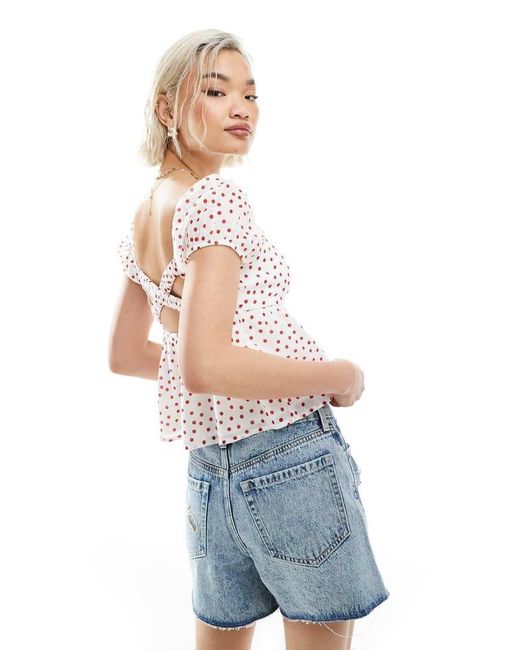 Top Blanco De Estilo Babydoll Con Estampado De Lunares Rojos, Mangas Abullonadas Y Abertura En La Espalda De Hollister de color White