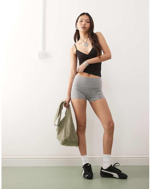 Top De Tirantes Con Cuello De Pico De Weekday de color Black