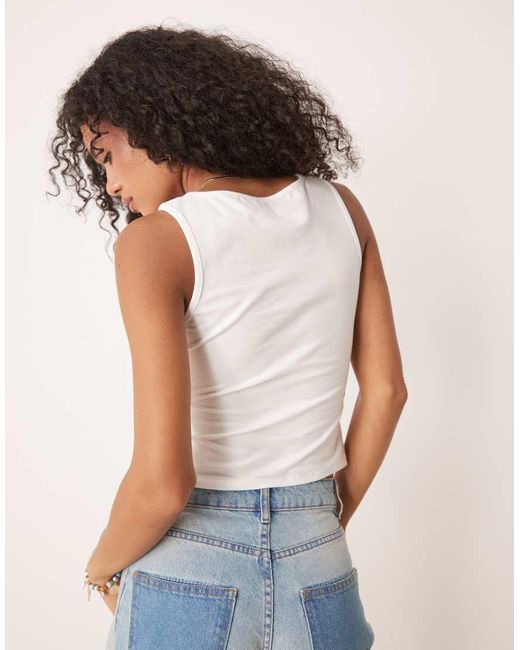 Canotta Con Grafica "Kiss A Cowboy" di ASOS in White