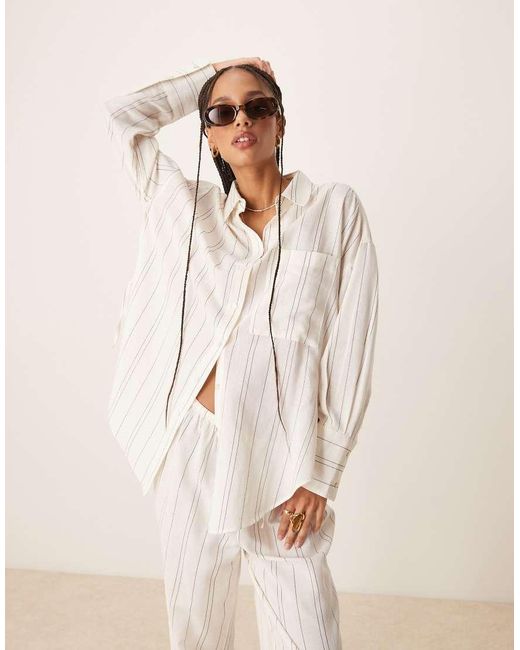 Camisa Playera Con Rayas Monocromáticas Y Lazadas Laterales Belle De -Blanco ASOS de color Natural