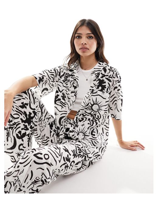 Chemise style vacances d'ensemble oversize à imprimé graphique - noir et blanc Iisla & Bird en coloris White