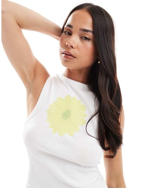 Top Sin Mangas Con Estampado Gráfico De Girasol De Miss Selfridge de color White