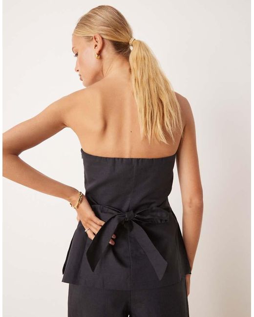 Top Taglio Lungo Senza Spalline di Tala in Black