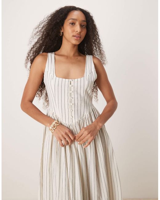 Cora - robe rayée mi-longue à bretelles fines et encolure dégagée - crème Nobody's Child en coloris Natural