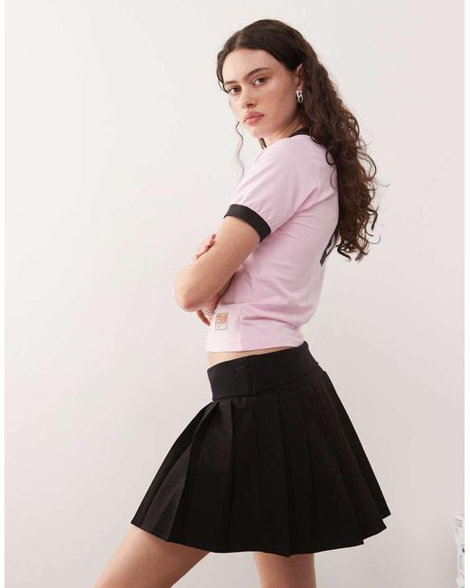 Minigonna Sartoriale A Pieghe Nera Con Risvolto di Collusion in Pink