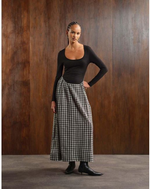 ASOS Hybride Geruite Maxi Jurk Met Lage Ronde Hals En Lange Mouwen in het Brown