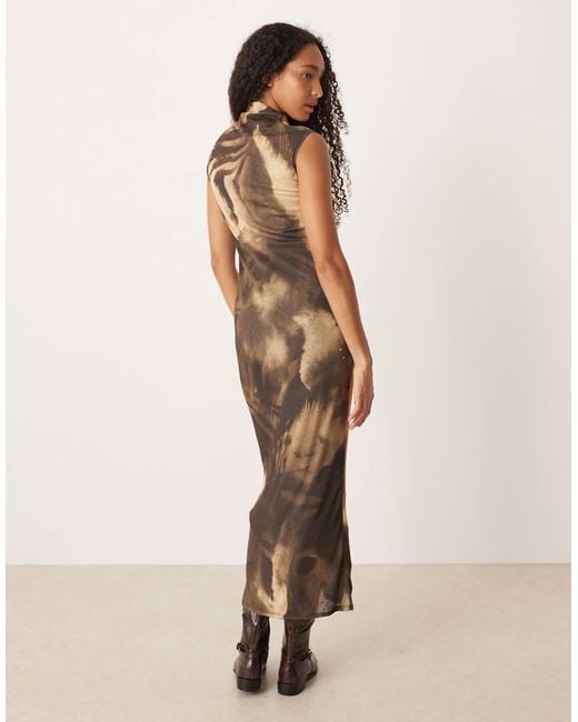 Vestido Midi Marrón Con Detalle Fruncido Drapeado En La Parte Delantera Y Estampado Difuminado De ASOS de color Brown