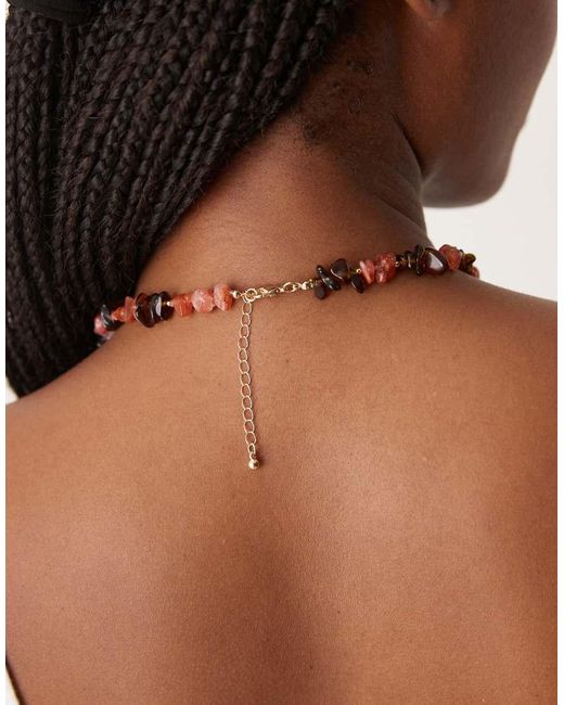 Collar Corto Rojo Con Fragmentos De Piedras Semipreciosas Auténticas De ASOS de color Brown