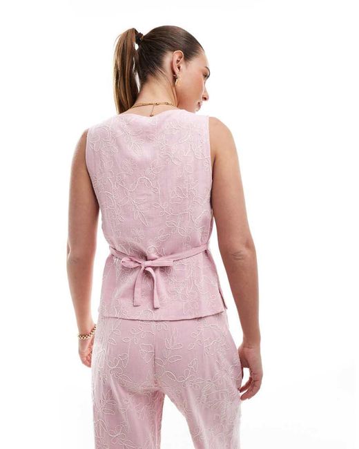 Top Ricamato Con Scollo A V di Stradivarius in Pink