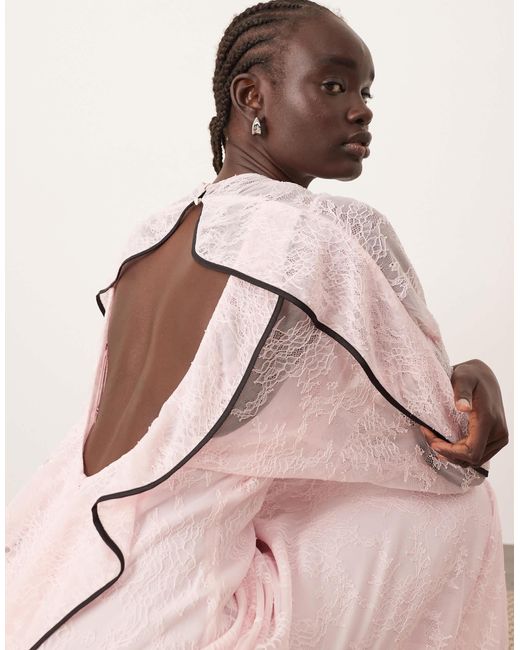 Robe longue en dentelle à dos volanté avec passepoils et manches longues ARRANGE en coloris Pink