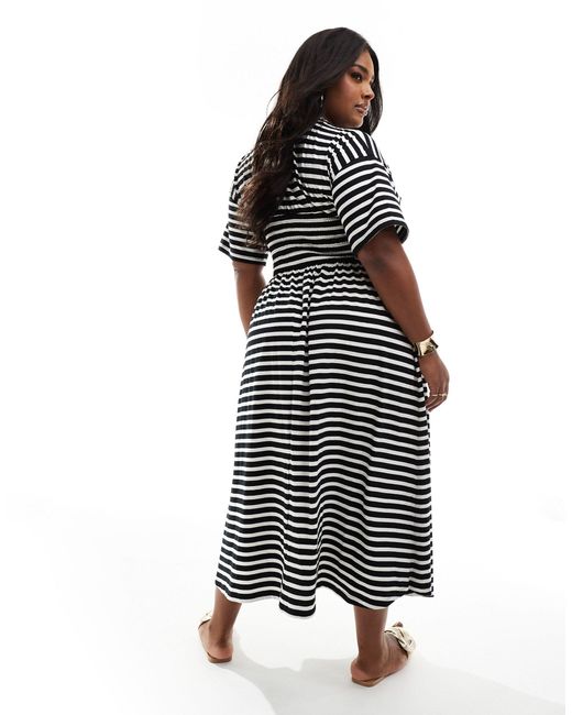 Asos design curve - robe t-shirt mi-longue et rayée à buste froncé - noir et blanc ASOS en coloris White
