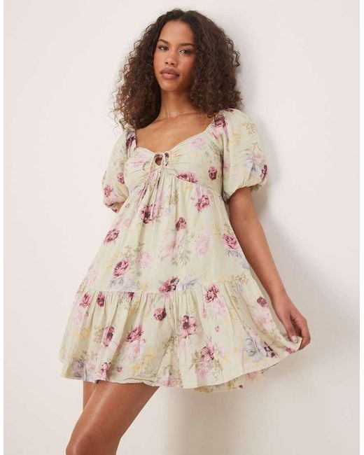 Vestido Corto Con Estampado Floral, Mangas Abullonadas Y Lazada Delantera De Gina Tricot de color Natural