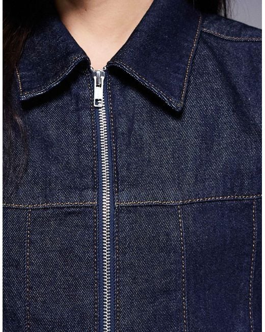 Veste en jean effet rétréci avec fermeture éclair - brut délavé ASOS en coloris Blue