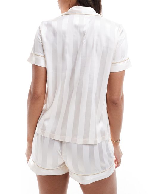 Chelsea Peers White – gestreiftes braut-set aus elfenbeinem satin mit kurzärmligem hemd mit reverskragen und shorts