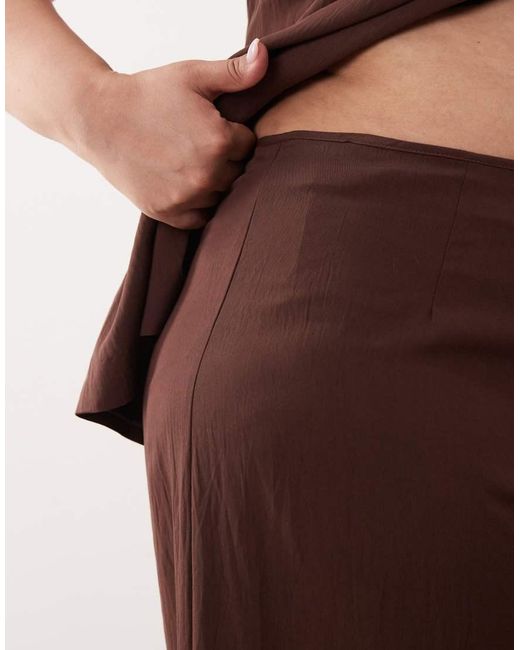 Curve ASOS de color Brown