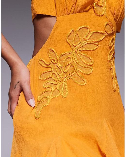 Vestito Corto Allacciato Al Collo Acceso Con Fondo A Godet E Ricami di ASOS in Orange