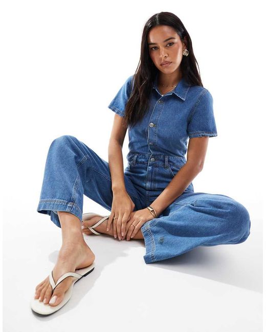 Tuta Jumpsuit Di Jeans A Maniche Corte Lavaggio Medio di Miss Selfridge in Blue
