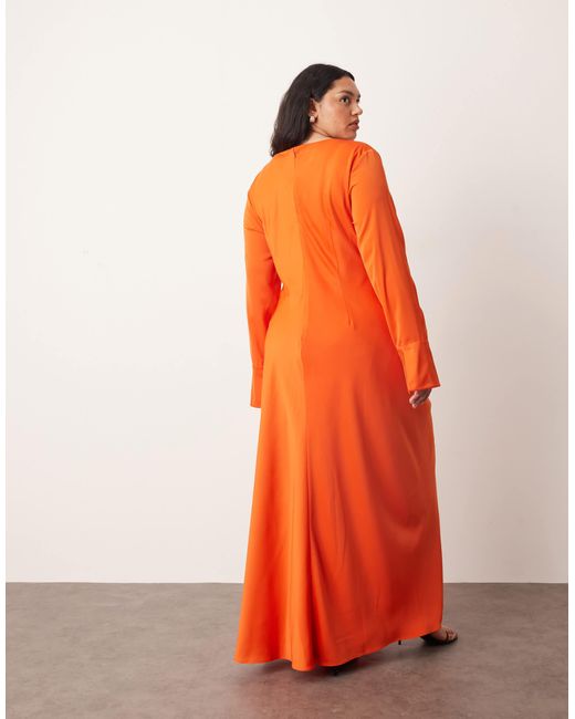 Curve - robe longue drapée à manches longues avec détail en métal effet fondu ARRANGE en coloris Orange