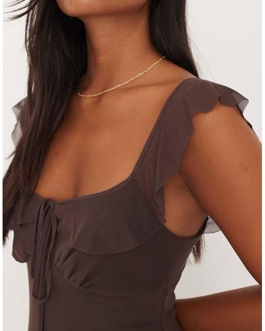 Vestido Midi Con Volante En Los Tirantes Y La Parte Delantera De Asos Design Petite ASOS de color Brown