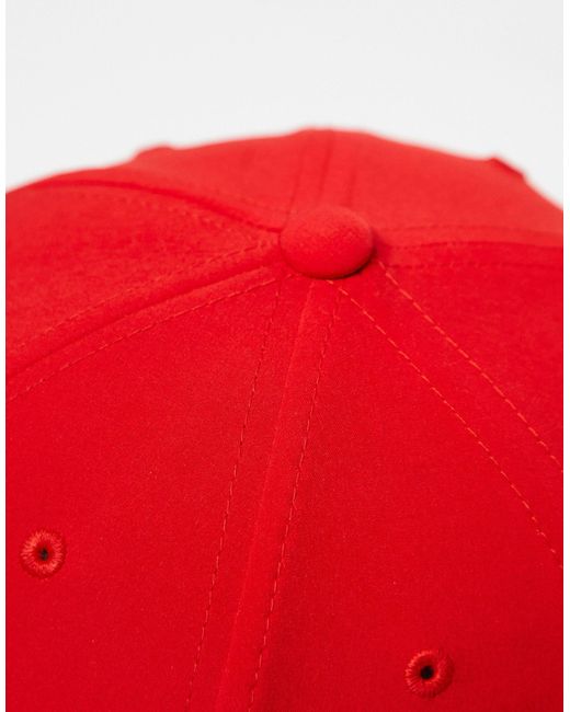 Cappellino con 3 strisce di Adidas Originals in Red