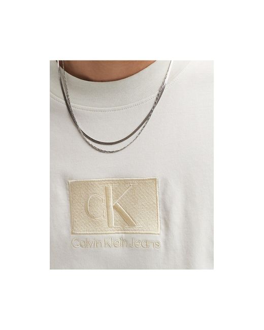 Camiseta color piedra con parche bordado Calvin Klein de hombre de color White