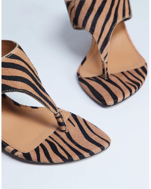 Ally - sandales compensées en cuir véritable façon poulain à motif tigré et entredoigt TOPSHOP en coloris White