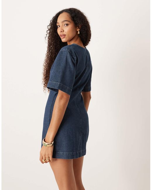 Robe courte en jean à col en v montant - moyen ASOS en coloris Blue