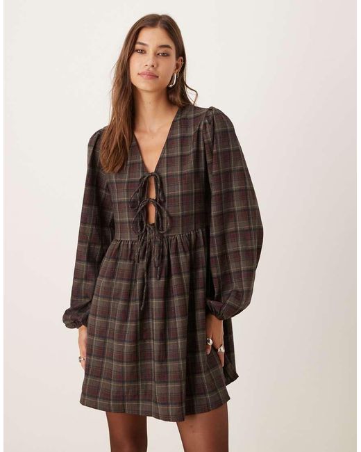 Vestido Corto Burdeos A Cuadros Amplio De Manga Larga Con Lazada Delantera Y Cuello De Pico De Glamorous de color Brown