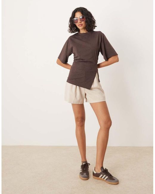 Camiseta Con Lateral Entallado De ASOS de color Brown