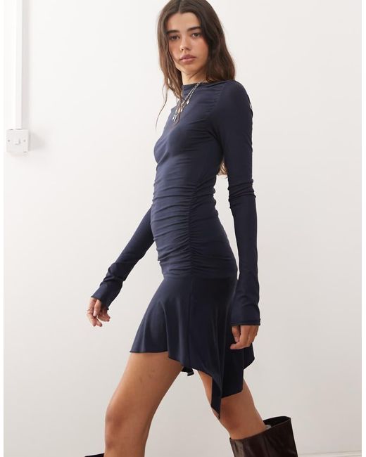 Vestito Corto A Maniche Lunghe Con Spalle Asimmetriche di Weekday in Blue