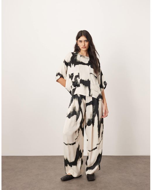 T-shirt oversize d'ensemble en satin à imprimé abstrait - noir et blanc ARRANGE en coloris Natural