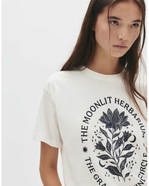 T-Shirt Bianca Con Stampa Di Fiori di Pull&Bear in White