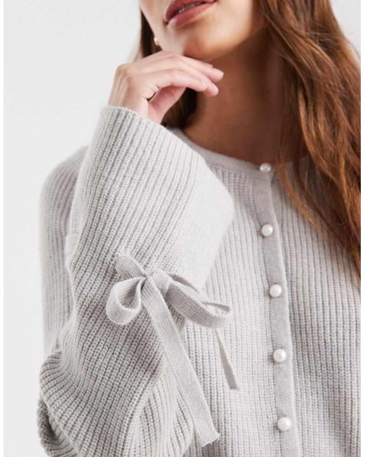 Pieces Gebreid Vest Met Parelknopen En Gestrikte Manchetten in het Gray
