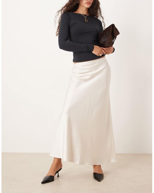 Jupe longue en tissu satiné coupé en biais à taille haute - crème Abercrombie & Fitch en coloris Natural