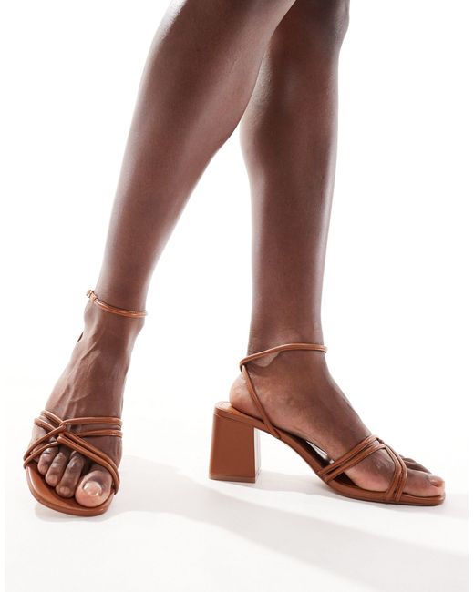Sandali con tacco color cuoio con fascette e punta quadrata di Mango in Brown