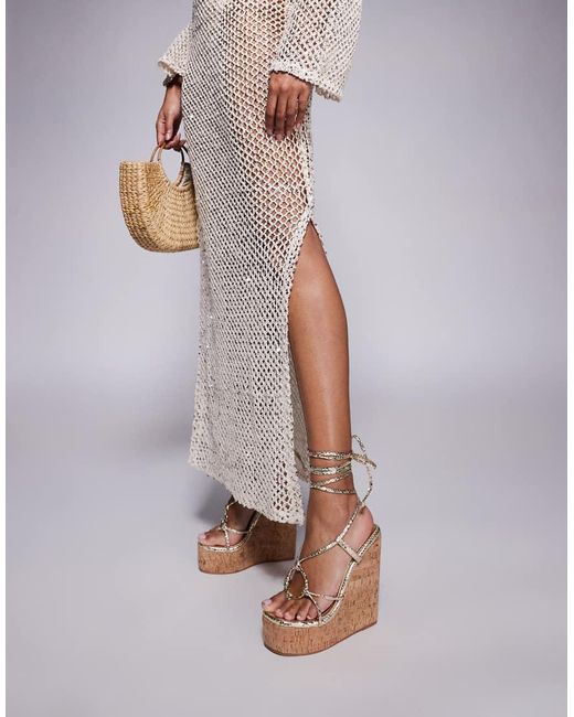 Sandalias Doradas De Cuña Alta Con Diseño De Tiras Jadey De Simmi London Wide Fit SIMMI de color Brown