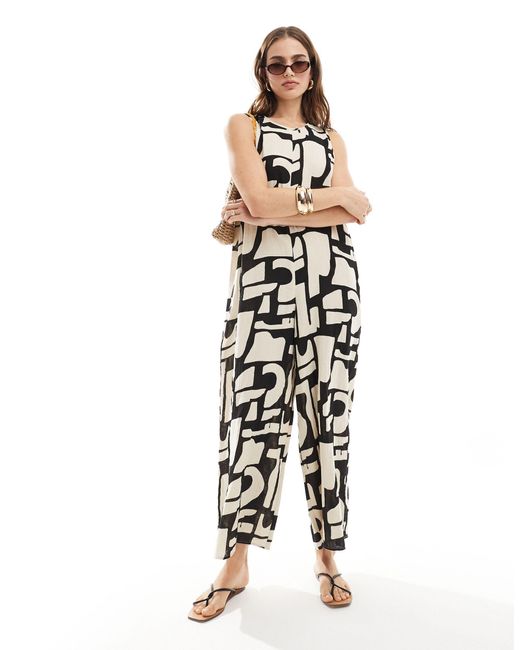 ASOS White – lockerer culotte-jumpsuit mit abstraktem print und rundhalsausschnitt