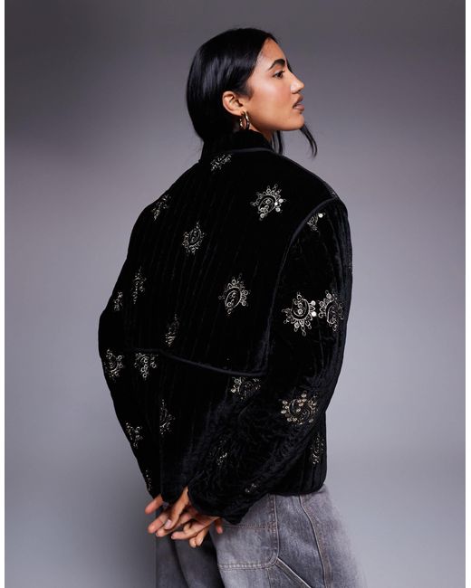 ASOS Black – gesteppte, bestickte samtjacke