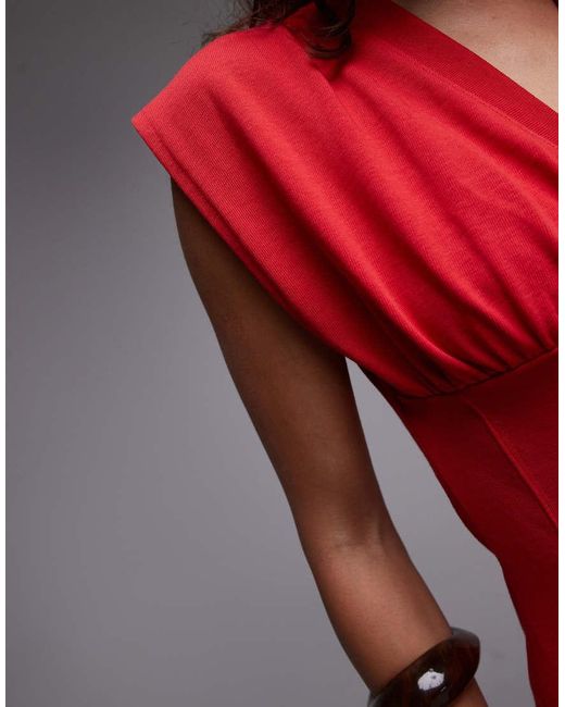 Top Estructurado Sin Mangas Con Cuello De Pico De TOPSHOP de color Red